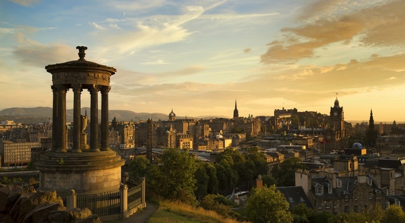 Vue d'Edimbourg depuis la colline Calton Hill avec au premier plan le monument Dugald Stewart