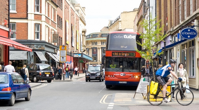 oxford-rue-avec-bus.