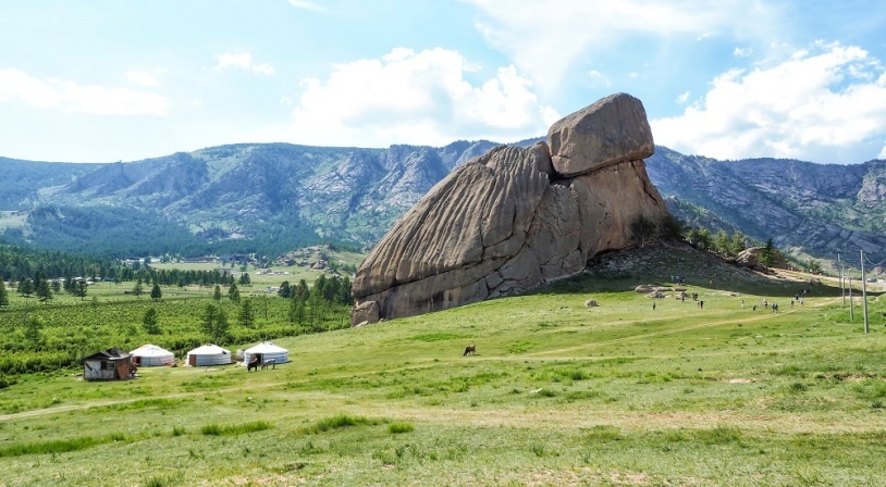 Photo du parc national de Gorkhi-Terelj en Mongolie avec au premier plan le Rocher de la Tortue
