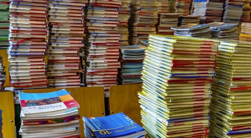 Piles de livres de terminale dans une réserve de lycée