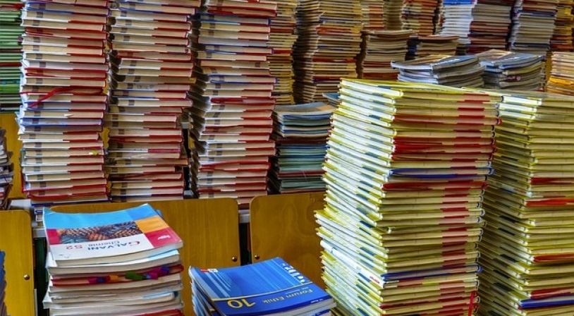 Livres BAC Piles de livres de terminale dans une réserve de lycée