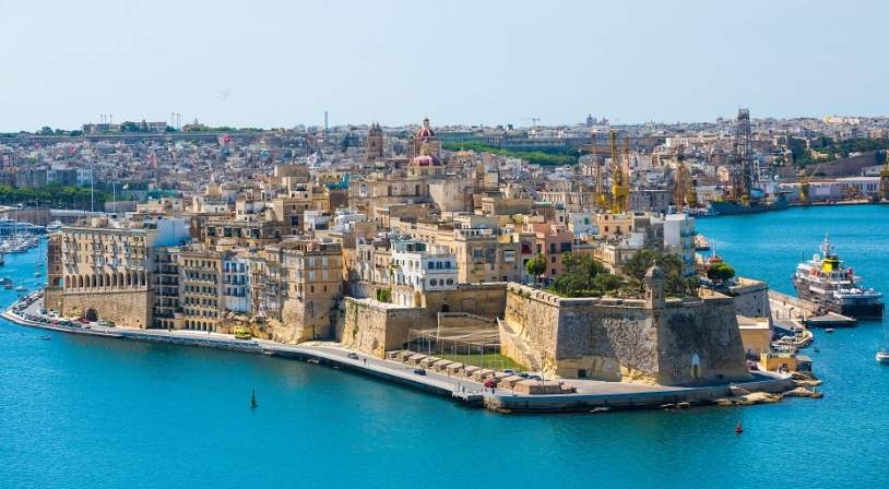 Vue sur le port de La Valette à Malte avec fortifications