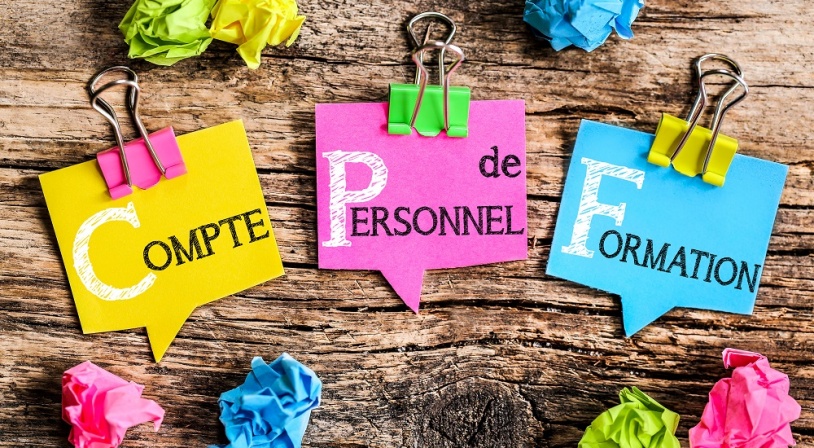 Utilisation du CPF Post-it collés sur une planche de bois mentionnant Compte Personnel de Formation