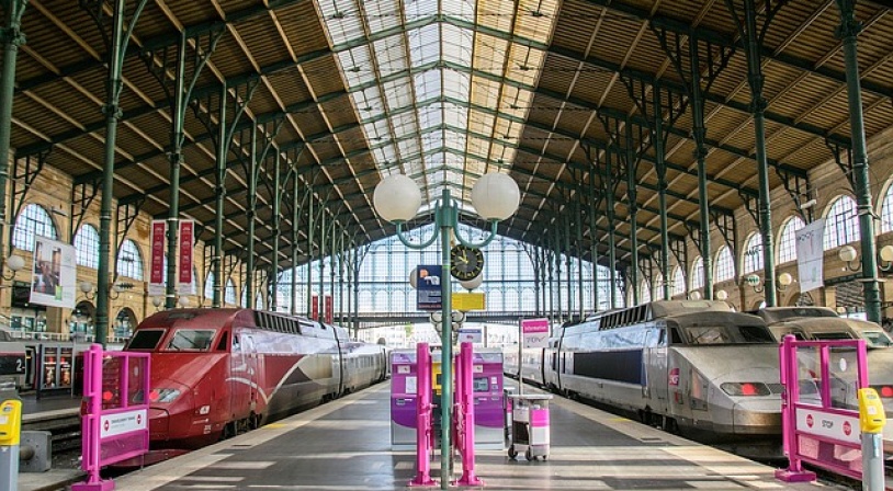 Départ en vacances à la gare du Nord à Paris quai avec TGV et Thalys