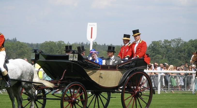 La reine d'Angleterre en visite à Ascot dans sa calèche