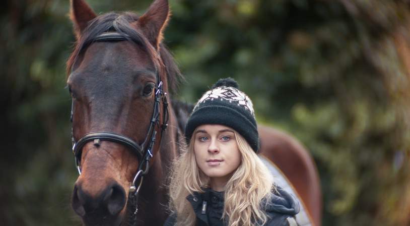 Jeune fille et son cheval dans le cadre du salon du cheval 2017