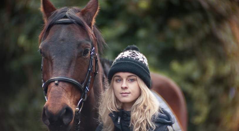 Cavalière et son cheval Jeune fille et son cheval dans le cadre du salon du cheval 2017