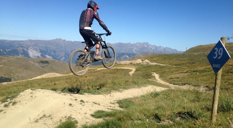 vtt-descente-jeune-garcon-2-alpes.