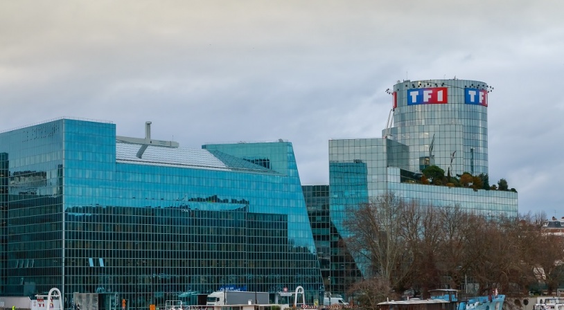 Studios et tour de la chaîne de télévision TF1 à Boulogne Billancourt en bord de Seine