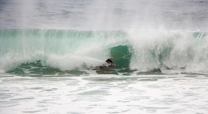 Surfeur dans un rouleau à Hawaï