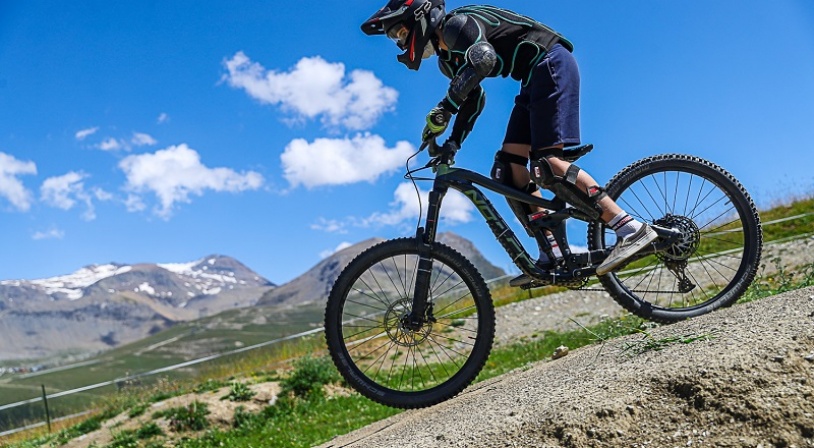 vtt-descente-jeune-garcon-2-alpes.