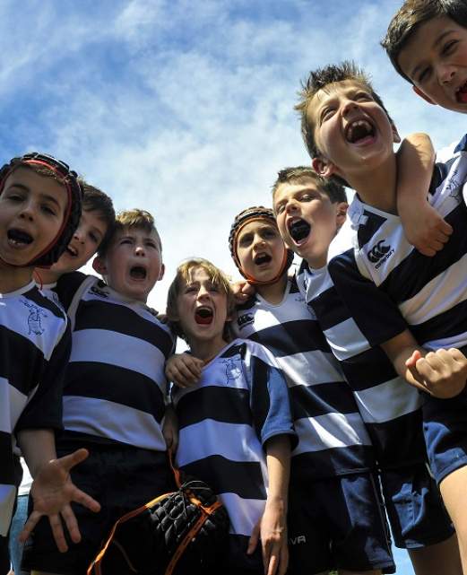 groupe d'enfants jouant au rugby groupe d'enfants jouant au rugby