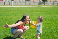 Baby-sitter anglophone Babysitter bilingue qui s'occupe d'une petite fille
