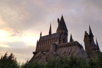 Château de l'école Poudlard de la saga Harry Potter (Château de Hogwarts dans la version originale)