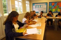 Collégiens dans une classe Collégiens travaillant l'anglais dans une salle de classe