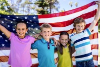 Enfants devant le drapeau américain