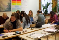 Groupe d'adultes en salle de classe lors d'une formation linguistique dans le cadre du DIF