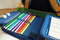 Trousse avec des crayons de couleurs préparés pour la rentrée des classes