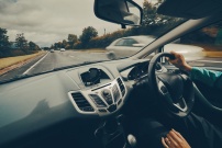 Vue de l'intérieur d'une voiture anglaise roulant à gauche et avec le volant à droite en Angleterre