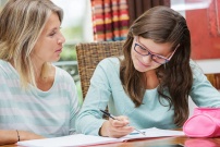 Jeune fille avec son professeur particulier d'anglais