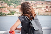 Adolescente regardant la mer lors d'un voyage linguistique