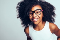 Jeune fille avec des lunettes d'origine africaine souriant