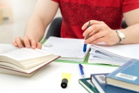 Révision du Bac Lycéen révisant le Bac dans une bibliothèque