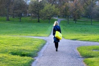 Lycéenne devant choisir son chemin dans un parc public