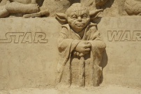 Maitre Yoda de la saga Star Wars sculpté dans le sable