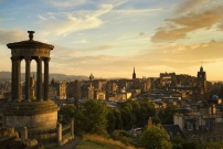 Vue d'Edimbourg depuis la colline Calton Hill avec au premier plan le monument Dugald Stewart