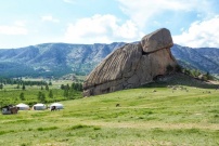 Photo du parc national de Gorkhi-Terelj en Mongolie avec au premier plan le Rocher de la Tortue