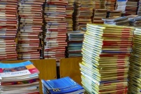 Piles de livres de terminale dans une réserve de lycée