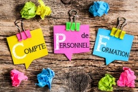 Post-it collés sur une planche de bois mentionnant Compte Personnel de Formation