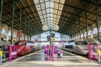 Départ en vacances à la gare du Nord à Paris quai avec TGV et Thalys