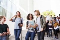 Groupe de lycéennes quittant le lycée