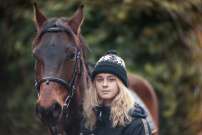 Cavalière et son cheval Jeune fille et son cheval dans le cadre du salon du cheval 2017