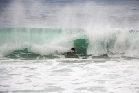 Surfeur dans un rouleau à Hawaï